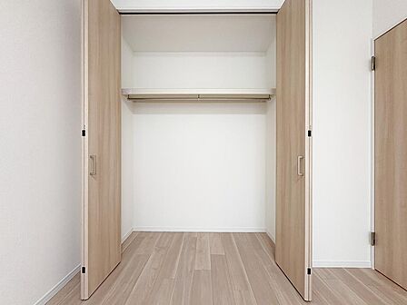 居室の収納力が充実しているため、荷物をしっかり収めて広々とした空間が確保されます。ゆとりある空間で、インテリアも楽しめる居心地の良さが魅力です。日常の生活がさらに快適に。