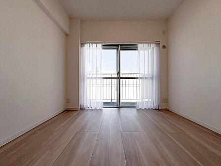 窓から光がたっぷりと差し込む明るい洋室。清々しい空間で、ゆったりと心安らぐ時間をお過ごしください。