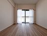 子供部屋：窓から光がたっぷりと差し込む明るい洋室。清々しい空間で、ゆったりと心安らぐ時間をお過ごしください。