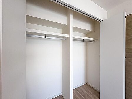 たっぷりと荷物が入るクローゼット。画像と現地では大きさ、広さの感覚が違います。是非、ご自分の目で確かめてください。