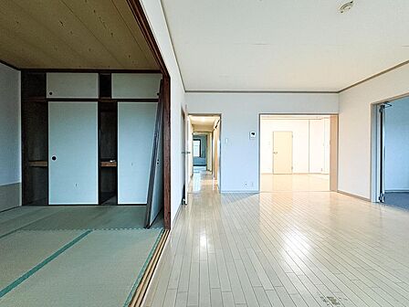 ※リフォーム前の写真家族の暮らしに思いを馳せて、日常のワンシーンを表現したリビングダイニング。「ホワイトナチュラル」のテイストが、自然体で過ごせる心地良さを生み出しています。
