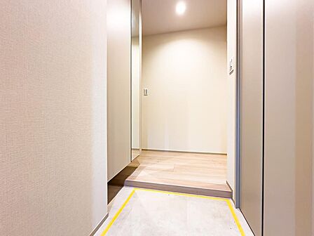 スッキリとしたシンプルイズベストな玄関スペース。姿見もご用意しておりますので、お出かけや通勤・通学時の身だしなみチェックもバッチリですね。2026/9/22撮影