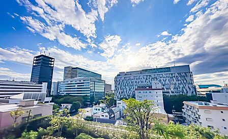 前向きな気持ちで背中を押してくれるかのような美しい空。青が栄える景色がここにあります。バルコニーからの眺望です。2026/9/22撮影