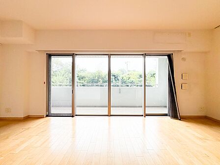 リビング(2026年9月)撮影リフォームにより美麗に生まれ変わります。完工前のご見学可能です。
