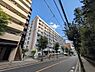 周辺：落ち着いた色合いで街並みと調和した、住環境良好なロケーションに位置するマンションです。