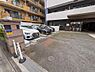 外観：洗練された外観のマンション。敷地内には機械式駐車場を完備し、ご家族の車も安全に停められます。セキュリティも充実。
