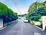 外観：前面道路はゆとりの広さがございます。2026/10/3撮影
