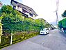 周辺：前面道路は車通りが少なく、静かな暮らしを守ってくれます。2026/10/3撮影