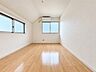 子供部屋：ゆとりある広さの居室は、家具の配置がしやすく使い勝手の良い空間です。採光も良好で、生活スタイルに合わせて自由にレイアウトできます。