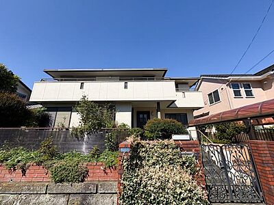 外観:年月を重ねた趣ある佇まいの中古戸建て。落ち着いた外観が周囲の街並みにしっかりと馴染み、長く愛されてきた住まいならではの深みのある風格と安心感があります。 外観:年月を重ねた趣ある佇まいの中古戸建て。落ち着いた外観が周囲の街並みにしっかりと馴染み、長く愛されてきた住まいならではの深みのある風格と安心感があります。