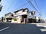 外観：青空に映える明るい住まい。周辺には買い物施設も充実しており、生活利便性◎の住環境です。