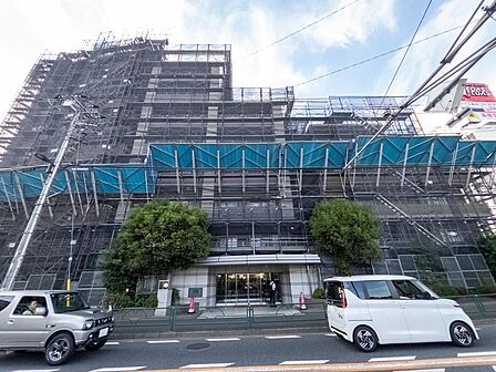 柔らかなトーンの外壁色が周辺環境に馴染む優しい色合いの外観デザイン。温かみのある落ち着いた佇まいが街並みに自然と溶け込み、帰るたびに心が和む住まいです。