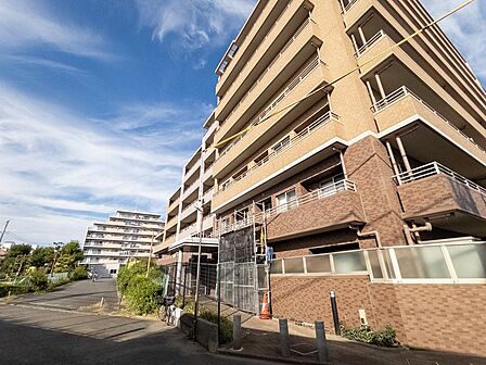 落ち着いた佇まいが魅力のマンションで、帰宅するたびにほっとする安らぎが感じられます。高級感と清潔感が漂う外観が、暮らしに彩りを添えてくれる住まいです。