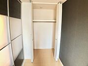 洋室にたっぷりの収納付きです。