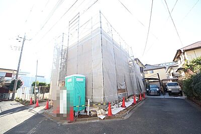 外観：角地につき開放感良好！二線二駅利用可能で通勤通学に便利な立地