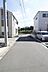 外観：両面道路で明るい室内です！