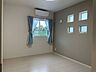 室内：2階（南側）の洋室、かわいらしいアクセントな小窓がついており、子供部屋にピッタリ！！