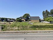 東側道路から見た写真。