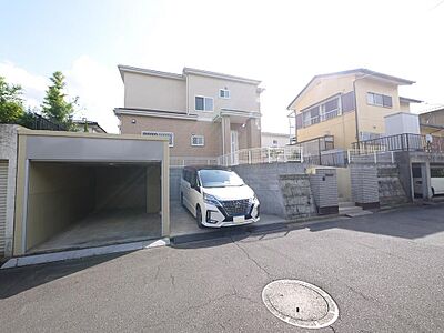 外観：車好きのパパも嬉しいガレージ付住宅