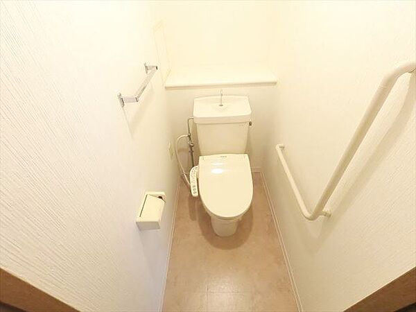 画像20:温水洗浄便座付きのトイレ