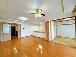 ロイヤルガーデン今里 4LDKのリビング/ダイニング