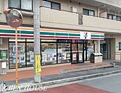 セブンイレブン川崎蟹ヶ谷店 徒歩12分。時間がない時にさっと寄れて便利なコンビニ。 900m