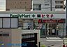 周辺：ファミリーマート＋薬ヒグチ川崎戸手本町店 徒歩10分。いざという時に必要品が買えるドラックストアは近隣にあると安心です。 750m