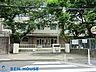 周辺：川崎立玉川小学校 徒歩4分。教育施設が近くに整った、子育て世帯も安心の住環境です。 250m
