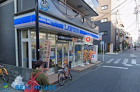 ローソン川崎北谷町店 徒歩2分。お出かけ前やお帰りの立ち寄りにも便利なコンビニ。 140m