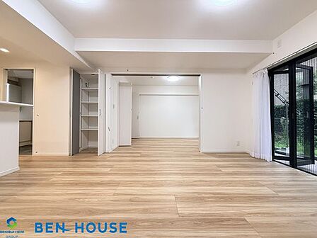 ・くつろぎの場となるリビングが日中の過ごし方を明るく見せ、住まいの主役になる空間です・便利なリビング収納にはお掃除道具などの隠しておきたいものの収納に大変便利です・ぜひご確認ください