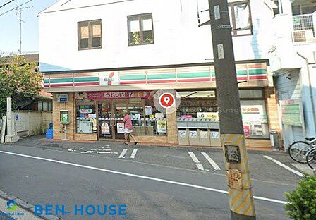 セブンイレブン川崎出来野店 徒歩5分。時間がない時にさっと寄れて便利なコンビニ。 360m