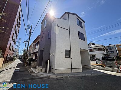 外観:=駅徒歩圏内に建つ3階建て邸宅=・JR南武線「武蔵新城」駅より徒歩5分・川崎、都心主要駅にも好アクセス!・広々とした前面道路に面しているため、開放感があります!通風も良好です 外観:=駅徒歩圏内に建つ3階建て邸宅=・JR南武線「武蔵新城」駅より徒歩5分・川崎、都心主要駅にも好アクセス!・広々とした前面道路に面しているため、開放感があります!通風も良好です