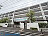 周辺：川崎市立子母口小学校 徒歩13分。教育施設が近くに整った、子育て世帯も安心の住環境です。 970m