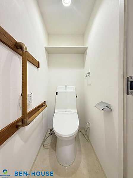 ・清潔感のある明るいトイレ空間、快適なトイレタイムに欠かせない温水洗浄便座付きです・棚の設置があり、トイレットペーパーやお掃除道具などもスッキリ収納できます・是非ご確認ください