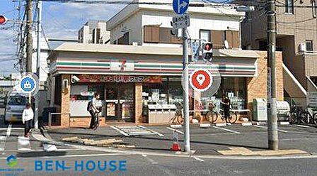 セブンイレブン横浜鶴見大東店 徒歩8分。時間がない時にさっと寄れて便利なコンビニ。 610m