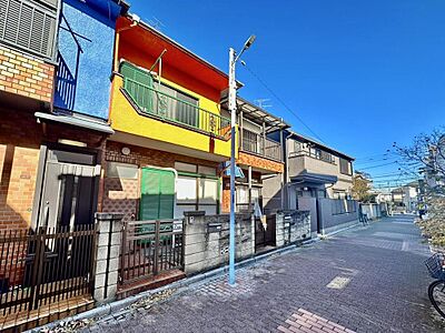 外観：周辺は、低層住宅が建ち並ぶ閑静な住宅街です。緑豊かな住環境で落ち着いた暮らしが叶います。