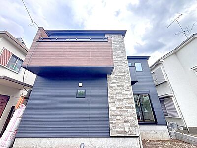 外観:周辺は穏やかな住環境。街並みに調和する、落ち着いた佇まいの外観です。 外観:周辺は穏やかな住環境。街並みに調和する、落ち着いた佇まいの外観です。