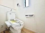 トイレには窓があるため、自然光を採り込むことができます。お掃除の際、換気もスムーズに行えます。