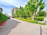 その他：「マンション敷地内」マンション敷地内を彩る、緑豊かな植栽。公園もあるため、お子様がいるご家庭にも安心の住環境です。