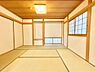 寝室：落ち着いた雰囲気の和室です。畳の上で、ご家族みんなでゆったり寛げます。