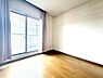寝室：窓から自然光が差し込みます。プライベートな時間も心地よく過ごせそうです。