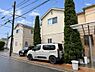 外観：「現地外観写真」第一種低層住居専用地域に位置し、穏やかな住環境が広がります。水回りが1階に集約され、家事動線に配慮された住まいです。