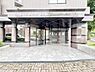 エントランス：手入れが行き届いた印象のマンションです。日勤管理のため、お仕事で日中家を空けるご家庭も安心です。