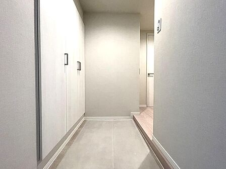 玄関にはシューズボックスを設置。散らかりがちな玄関スペースをすっきりとした状態に保てます。