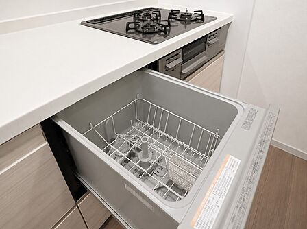 食後の片づけをサポートしてくれる食器洗浄乾燥機が搭載されています。※バーチャル加工を施しています。