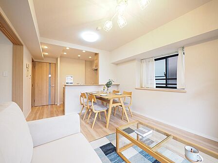 ご家族の思い出を刻むLDK。家族団らんの時間が自然と増えそうです。