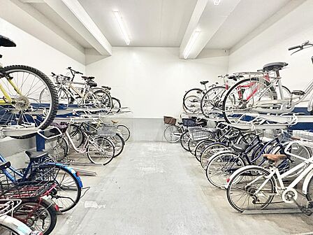 建物内にあるため、天気の悪い日の乗り降りもスムーズ。雨や紫外線から自転車を守り、防犯にも効果的です。