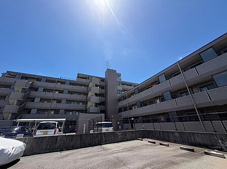 スーパー・公園が徒歩圏内にあり、日々の生活がしやすくファミリー層にもおすすめの住環境です。