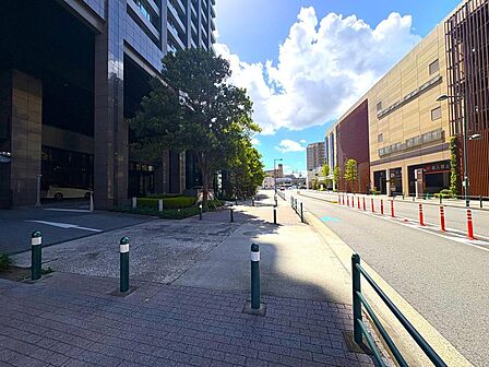 「前面道路含む現地外観写真」マンション前面は整備された歩道で、ベビーカーや自転車での移動もスムーズです。駅まで平坦な道のりにつき、通勤通学の負担が軽減されそうです。