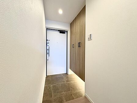 フロートタイプのシューズボックスが採用されています。照明の光が柔らかく広がる玄関です。